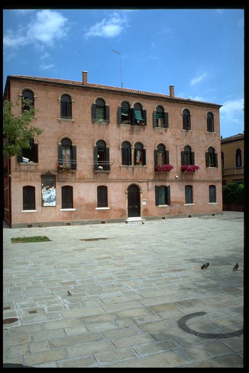 casa a blocco con cortile