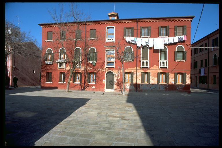 casa a blocco con cortile e annessi
