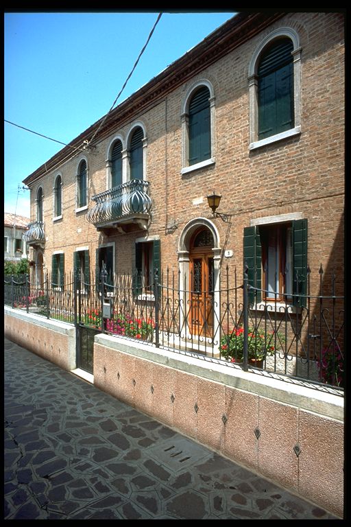 casa a blocco con cortile e annessi