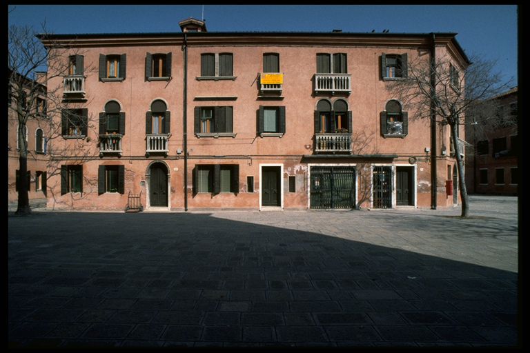 casa a blocco con cortile e annessi