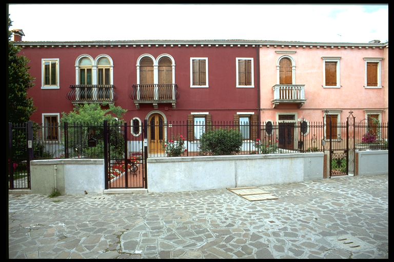 casa a schiera con area verde, orti e annessi