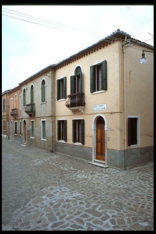 casa a schiera con cortile e annessi