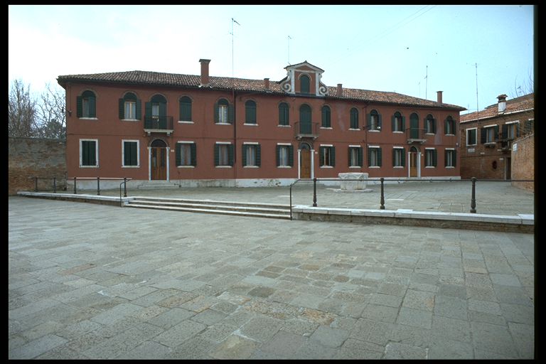 casa a schiera con giardino e annessi