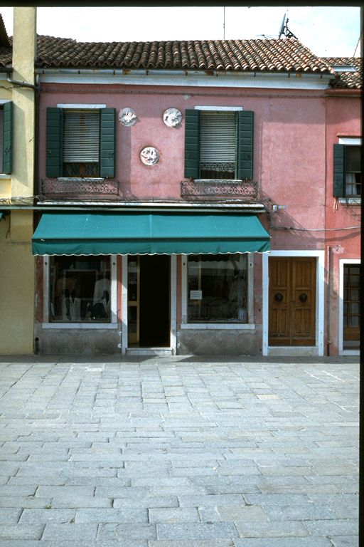 casa in linea con corte