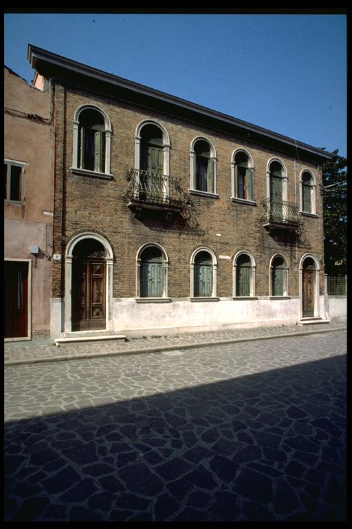 casa in linea con corte