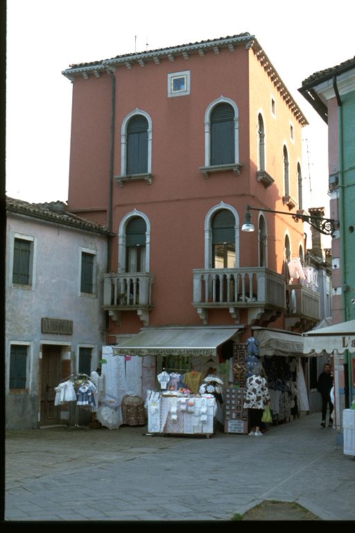 casa in linea con corte