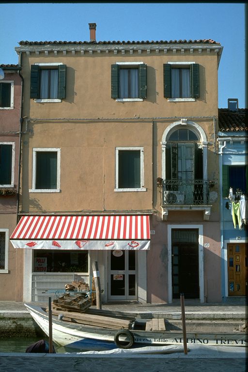 casa in linea con corte