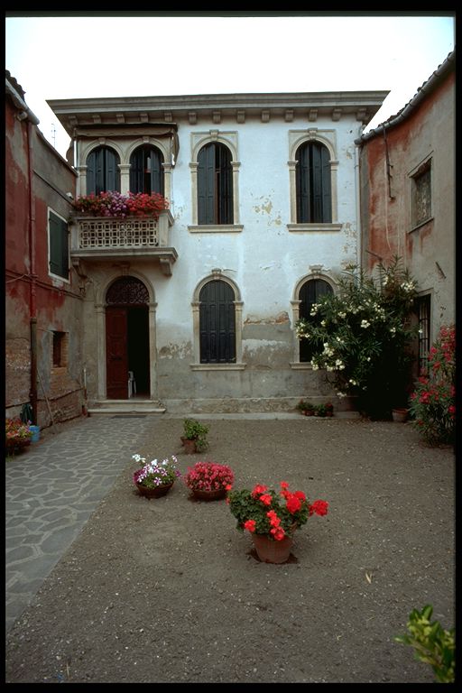 casa in linea con corte, giardino e annessi