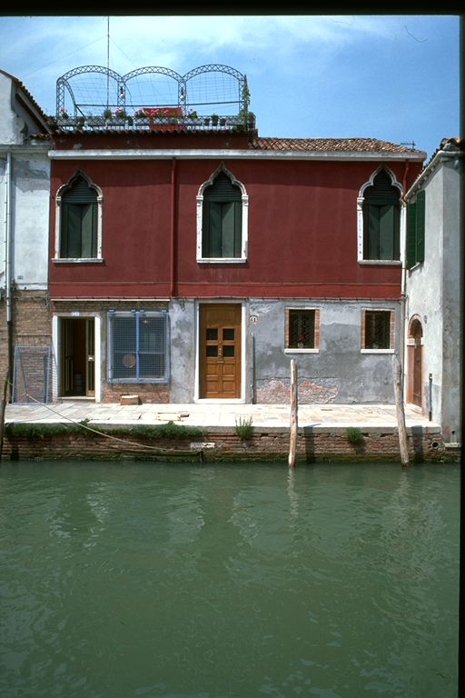 casa in linea con cortile