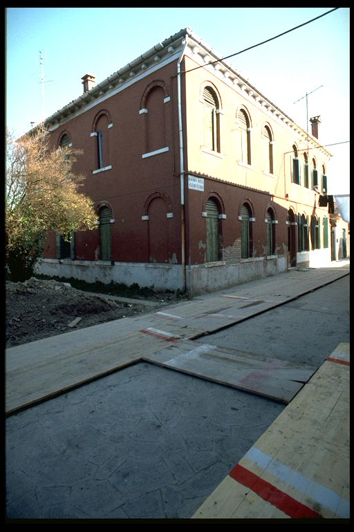 casa in linea con cortile