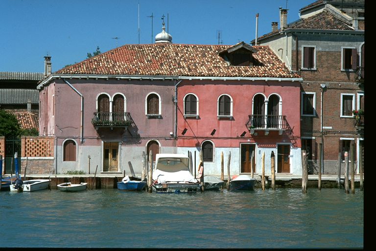 casa in linea con cortile