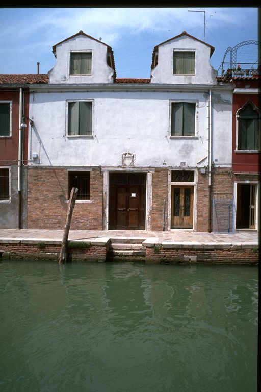 casa in linea con cortile