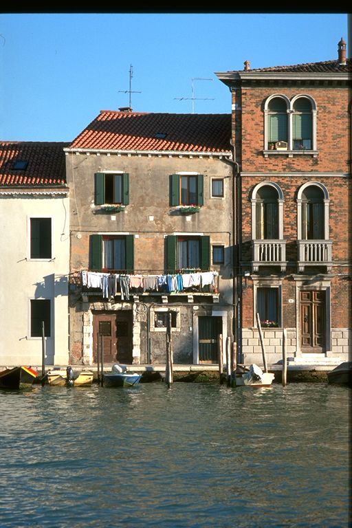 casa in linea con cortile e annessi