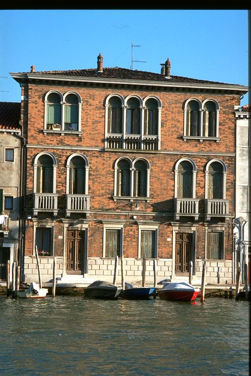 casa in linea con cortile e annessi