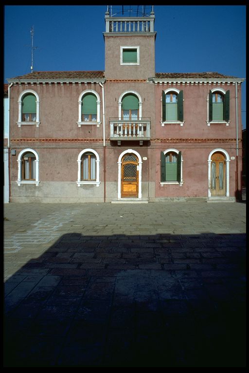 casa in linea con cortile e annessi