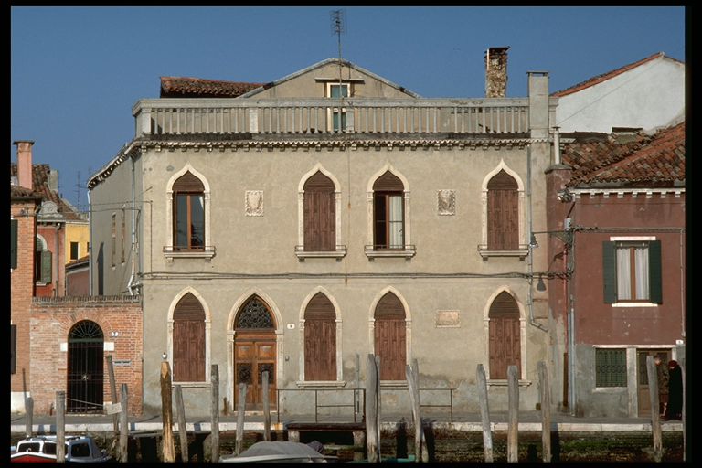 casa in linea con cortile e orto