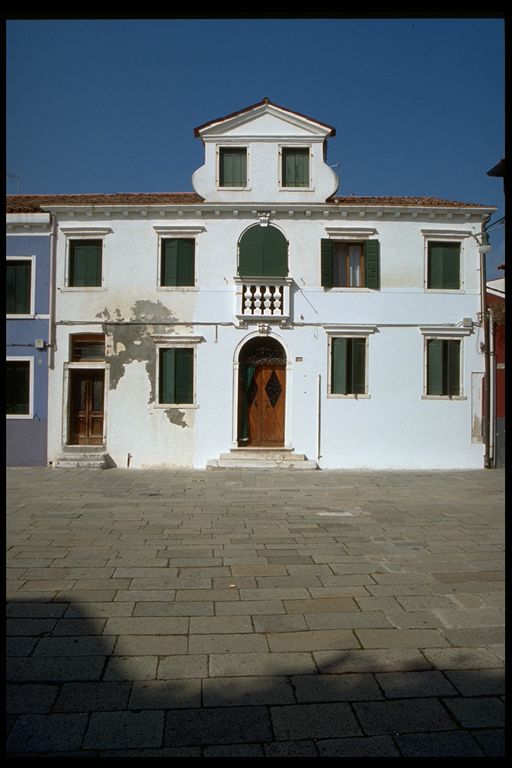 casa in linea con giardino