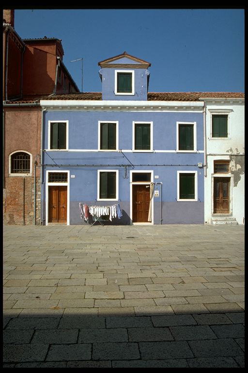 casa in linea con giardino