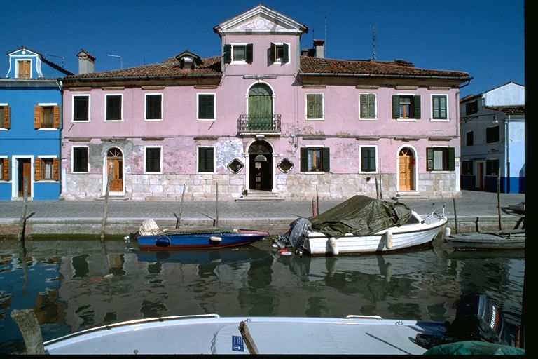 casa in linea con giardino e annessi