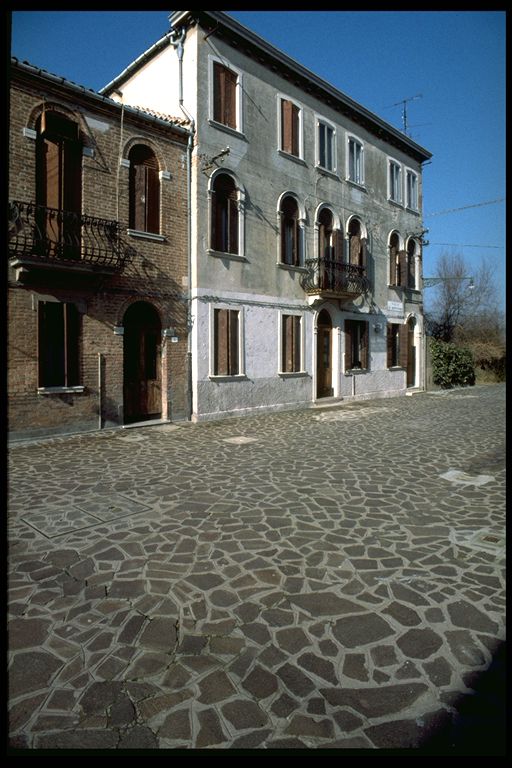 casa in linea con giardino e annessi