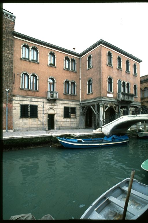 casa in linea con porticato