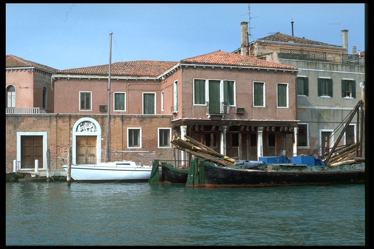 casa in linea con portico