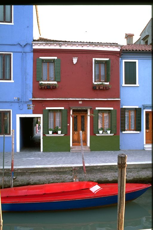 casa in linea con sottoportico