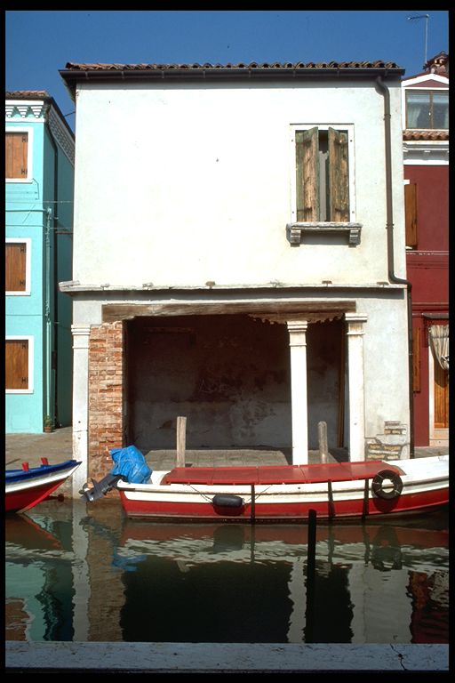 casa in linea con sottoportico