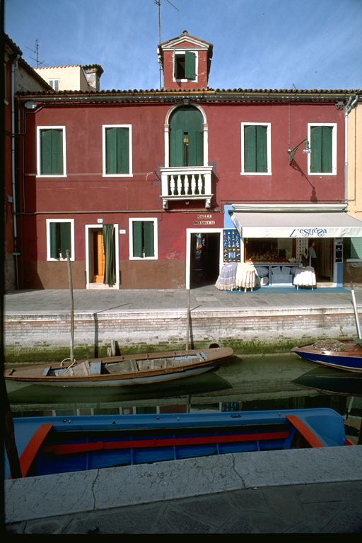 casa in linea con sottoportico