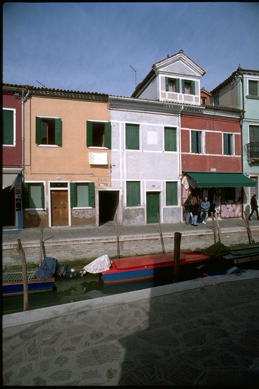 casa in linea con sottoportico e annessi