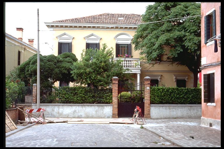 casa isolata con giardino