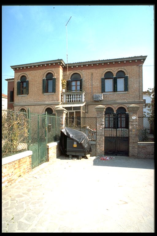 casa isolata con giardino