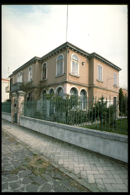 casa isolata con giardino e annessi