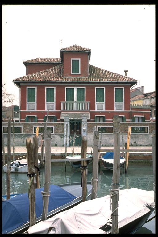 casa isolata con giardino e annessi
