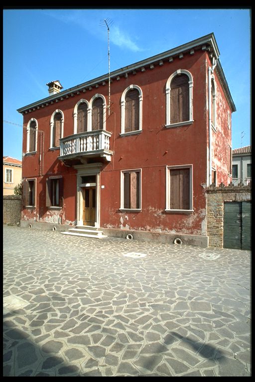 casa isolata con giardino e annessi