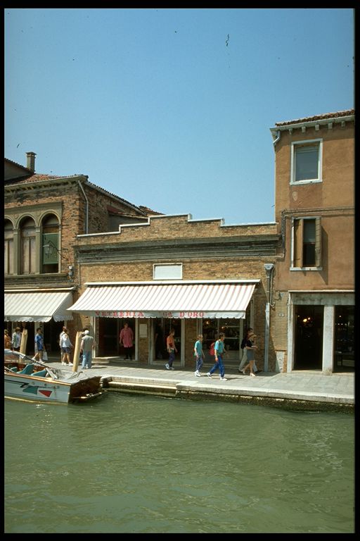 complesso industriale con cortile