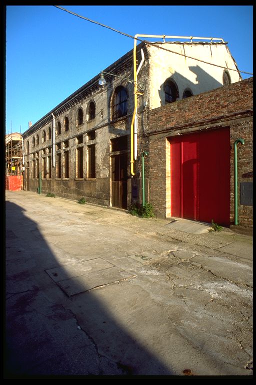 complesso industriale con cortile