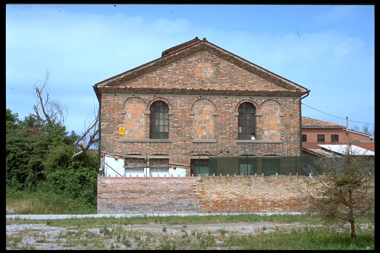 complesso industriale con cortile e annessi