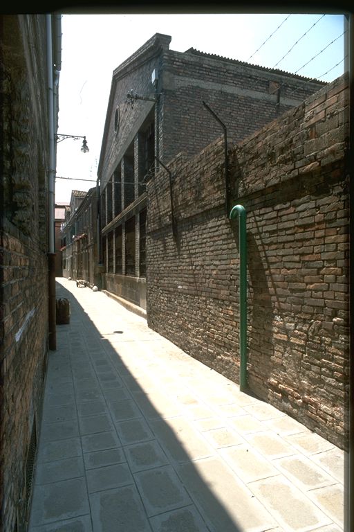 complesso industriale con cortile e annessi