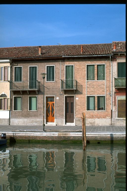 con cortile e annessi