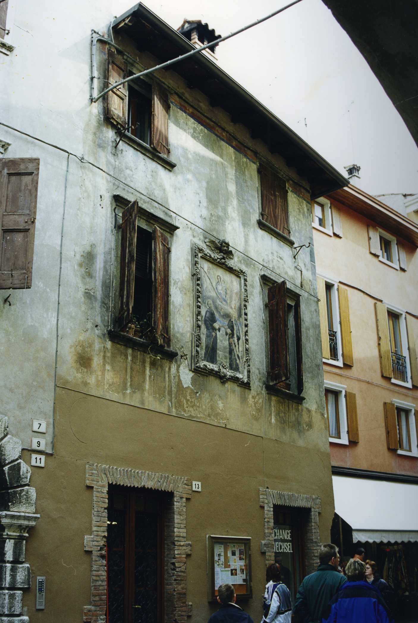 Casa con l'affresco dei SS. Benigno e Caro