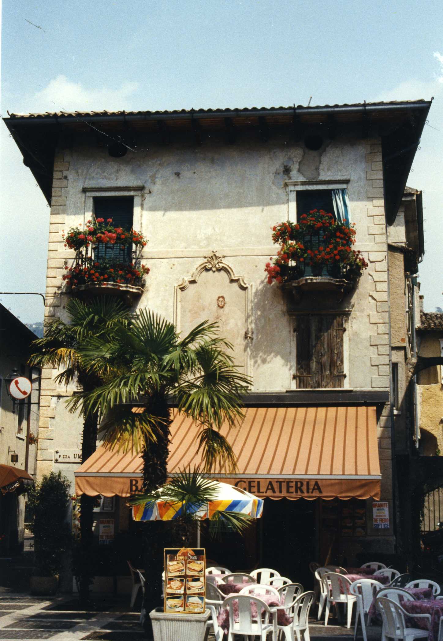 Casa con affresco/Bar Roma