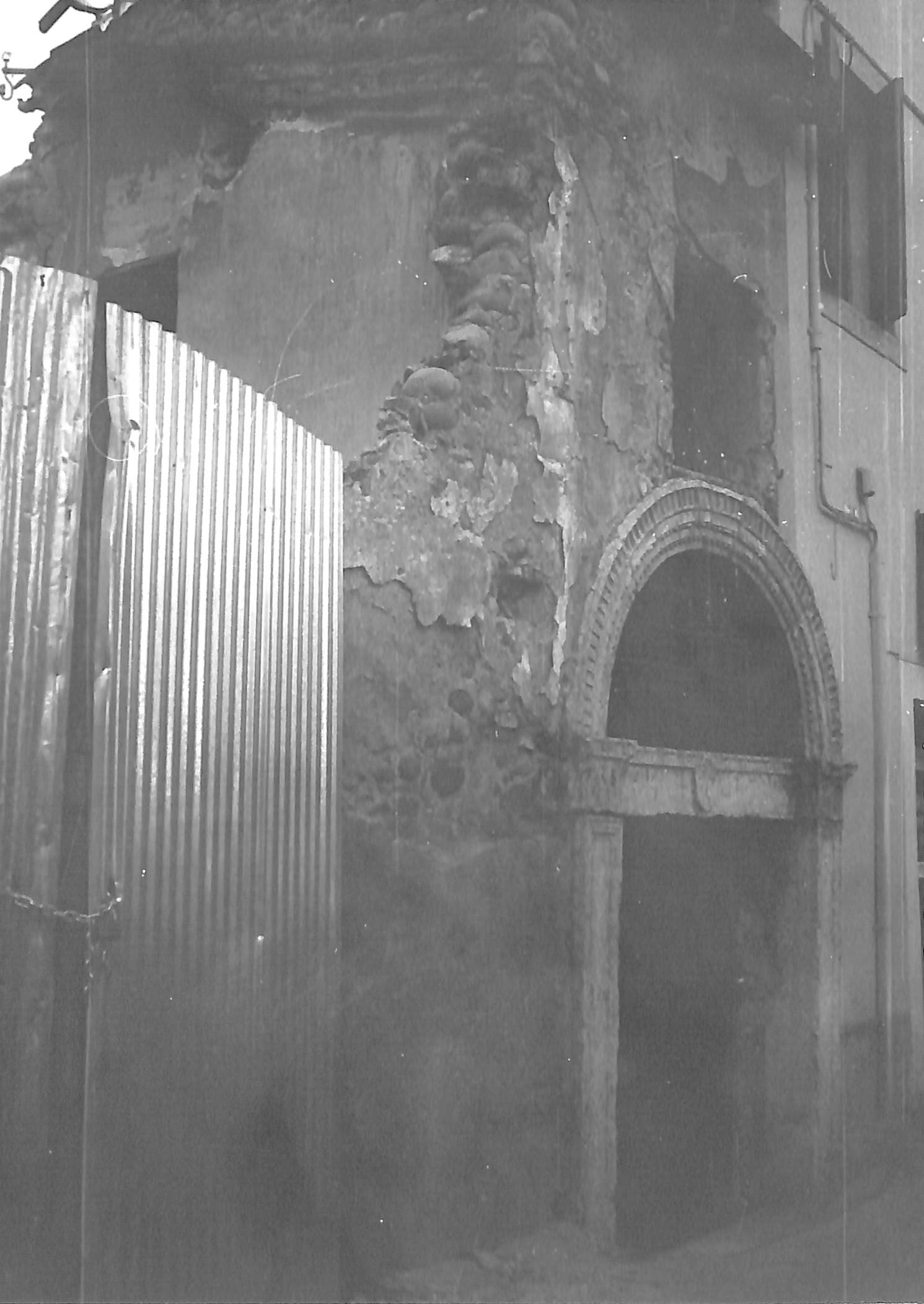 Casa con sottopassaggio