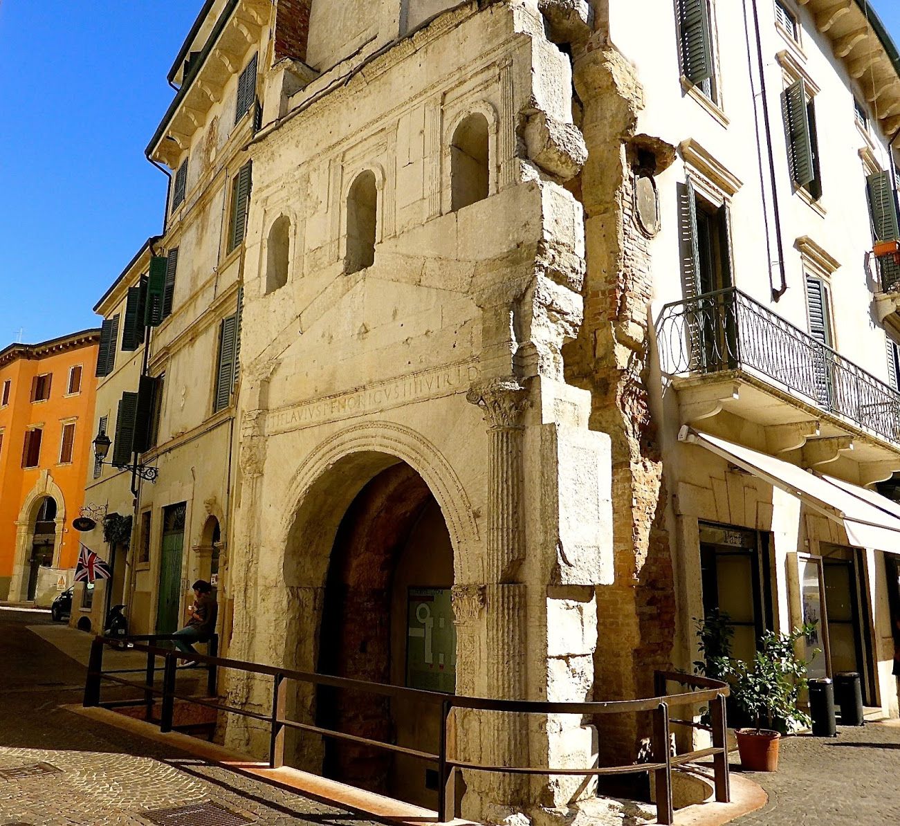 Porta Leoni