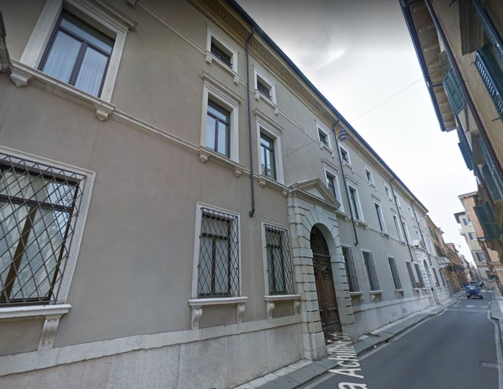 palazzo, Palazzo Pellegrini a S. Cecilia