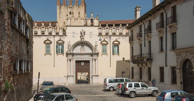 palazzo, Palazzo Vescovile