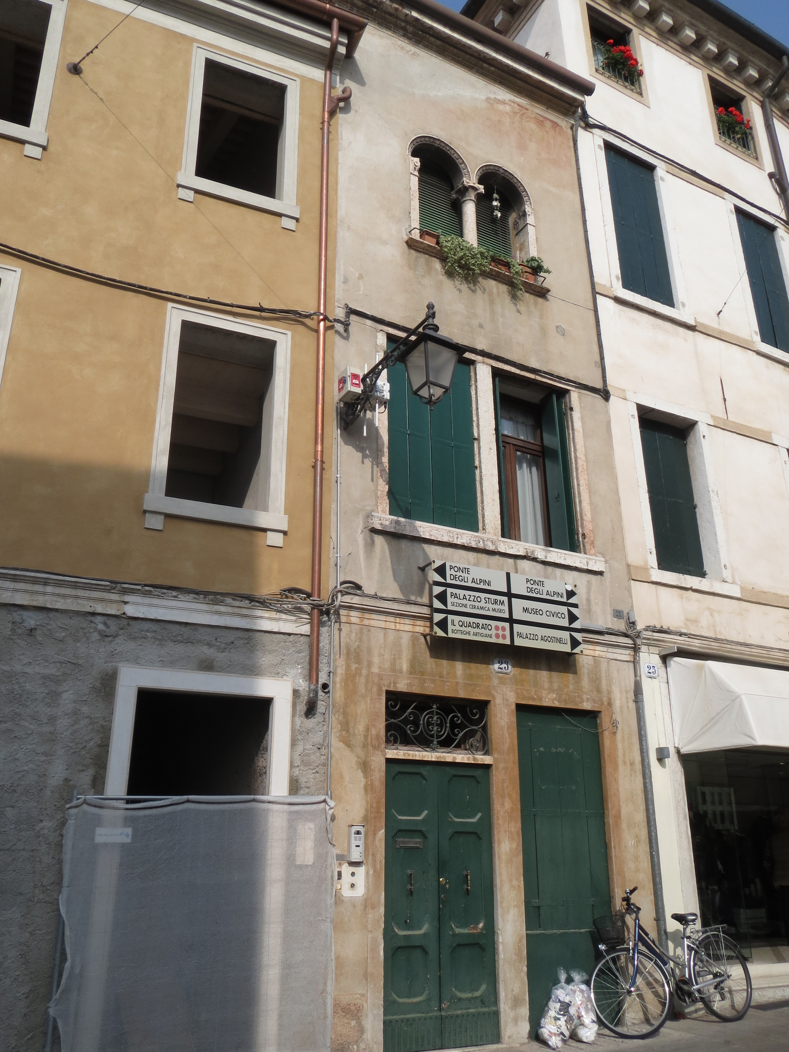 Casa Frigo con bifora del XVI secolo