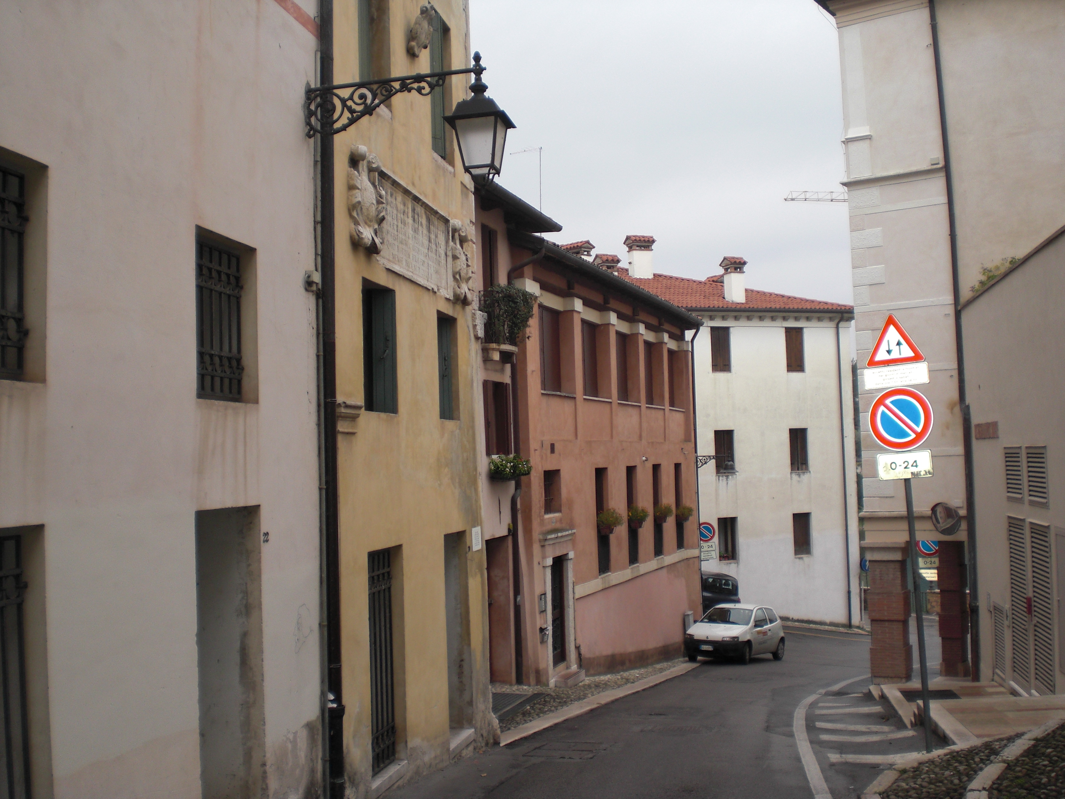 Fabbricato già Gasparini in via Portici Lunghi con sculture dalla distrutta Porta Soranzo