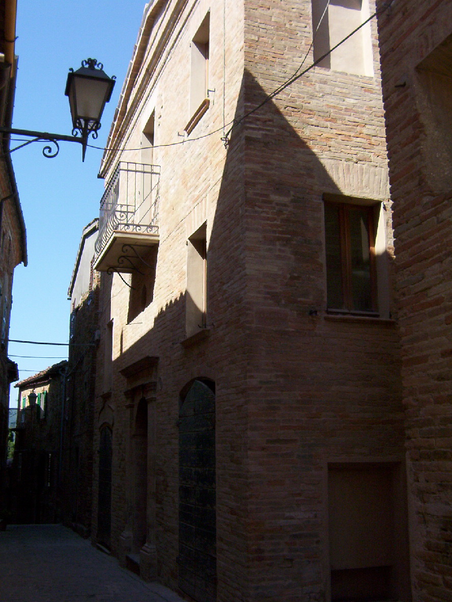 Casa a schiera con bottega
