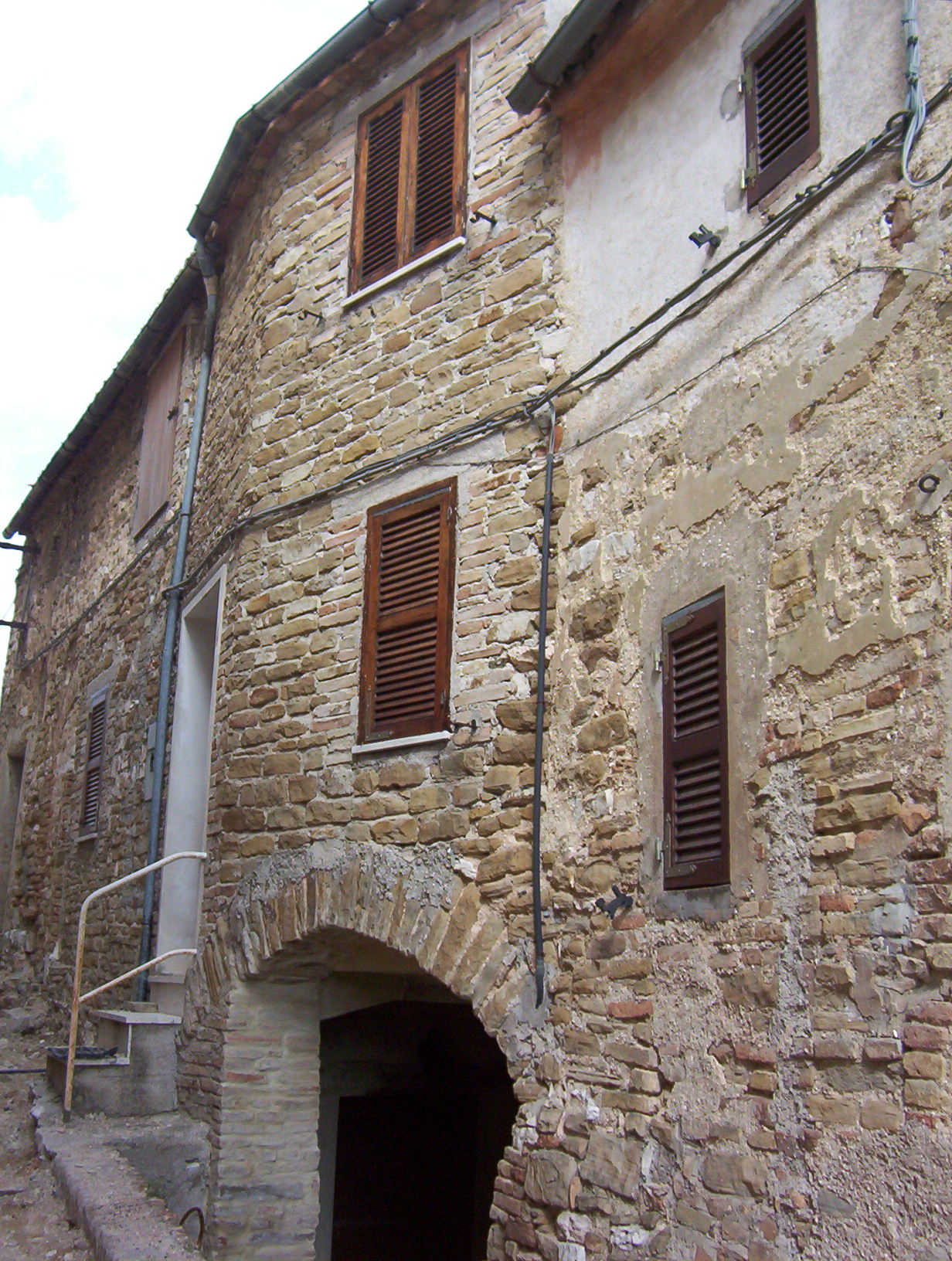 Casa schiera con arco